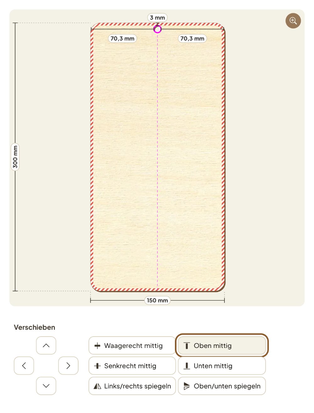 Hochkant gestelltes Rechteck aus Pappelsperrholz mit einem runden Loch oben in der Mitte und den Maßen 3 mm zur oberen Kante und je 70,3 mm zu den Seiten, darunter die Pfeile und die Knöpfe zum Ausrichten, „Oben mittig“ ist hervorgehoben