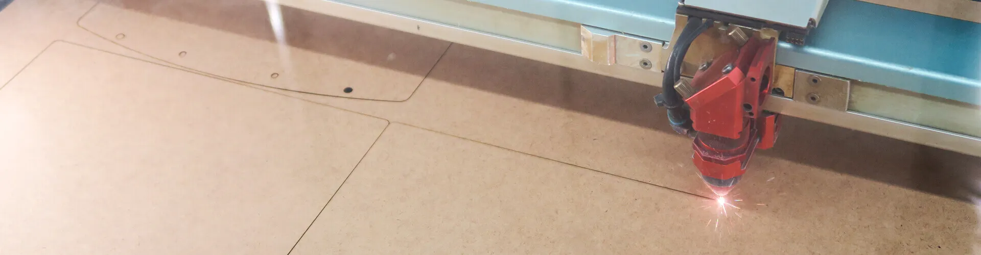 Der Laser schneidet die Klemmbrettform