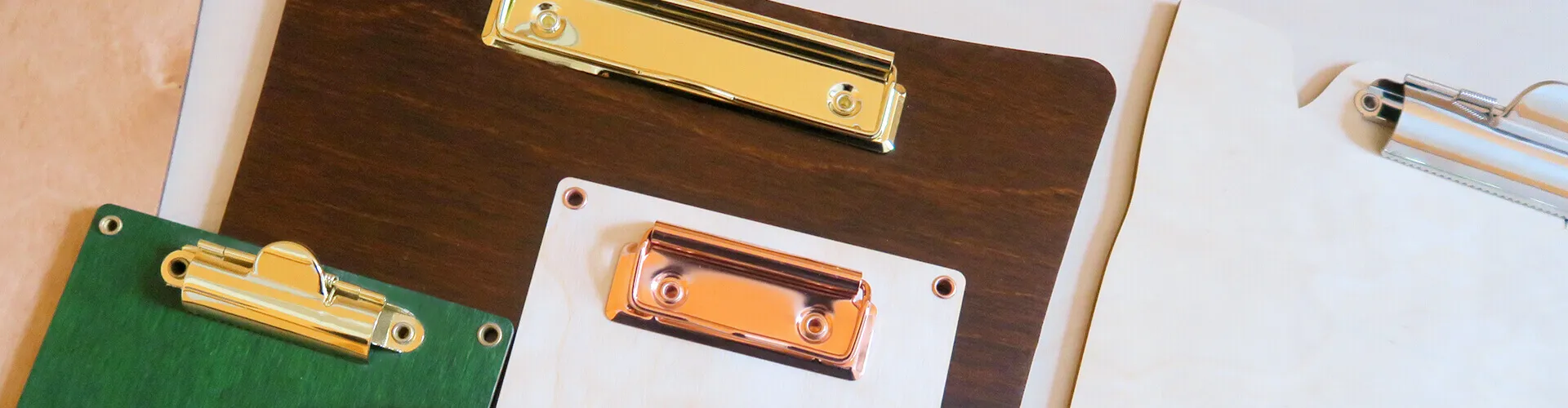 Bügelklemmen in Gold, Kupfer und Silber