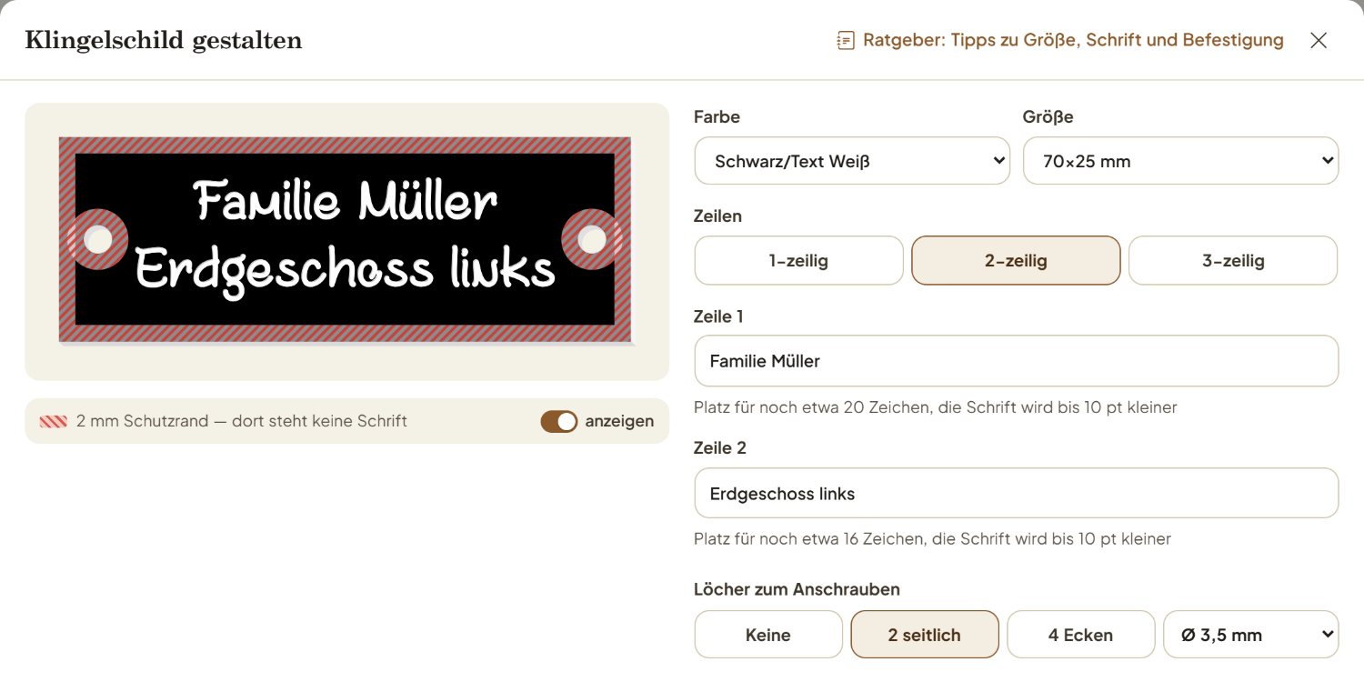 Der Schild-Gestalter: links ein schwarzes Klingelschild mit „Familie Müller, Erdgeschoss links“ und zwei Löchern, rechts Farbe, Größe, Zeilen, Textfelder und Löcher