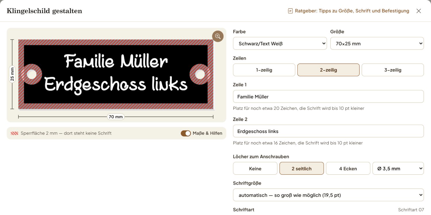 Der Schild-Gestalter: links ein schwarzes Klingelschild mit den Zeilen „Familie Müller“ und „Erdgeschoss links“ und zwei Löchern, rechts Farbe, Größe, Zeilen, Textfelder und Löcher