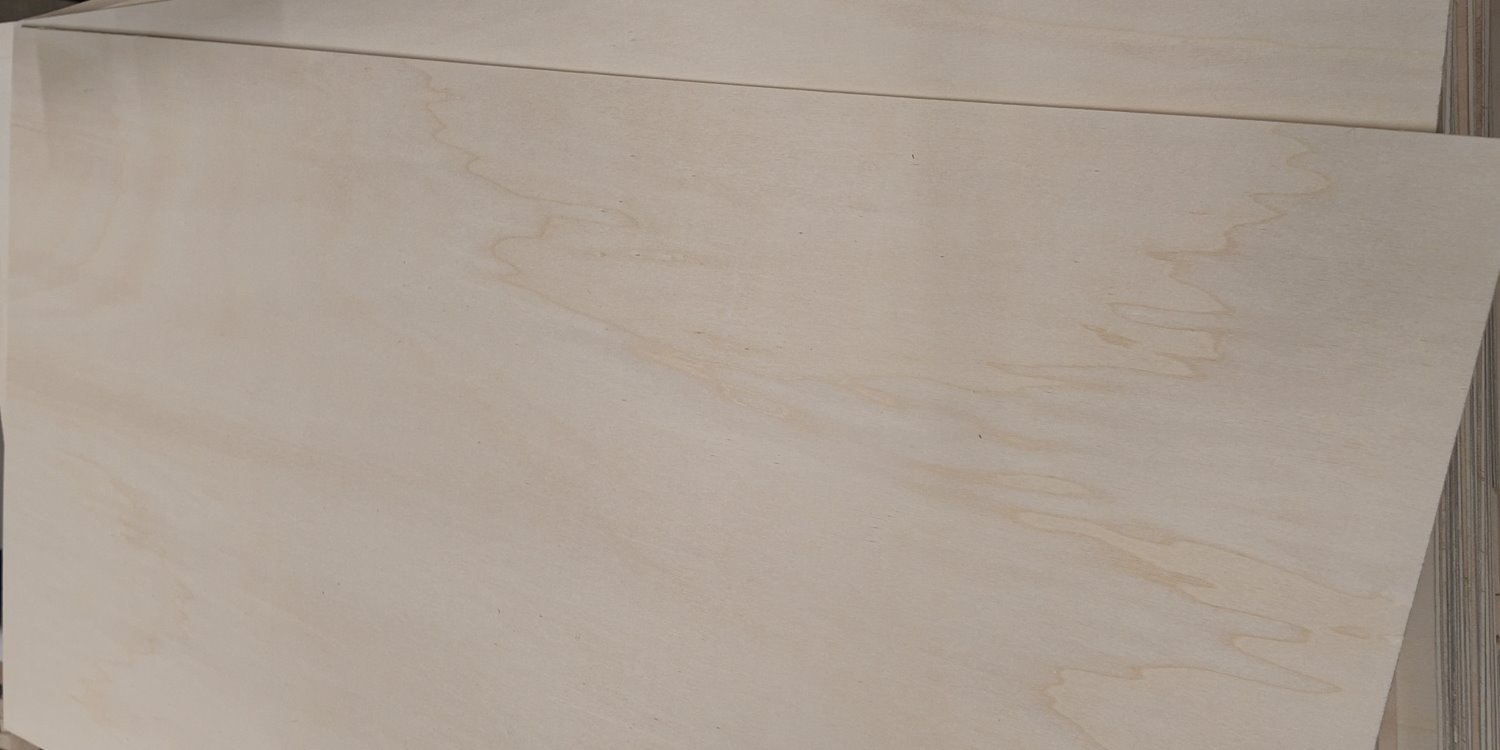 Helle Oberfläche einer Pappelsperrholzplatte mit feiner, gelblicher Maserung