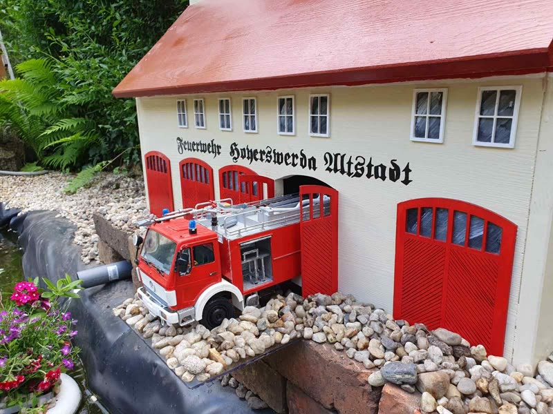 Detail des Feuerwehrhaus-Modells mit Beschriftung in Frakturschrift und Modell-Löschfahrzeug