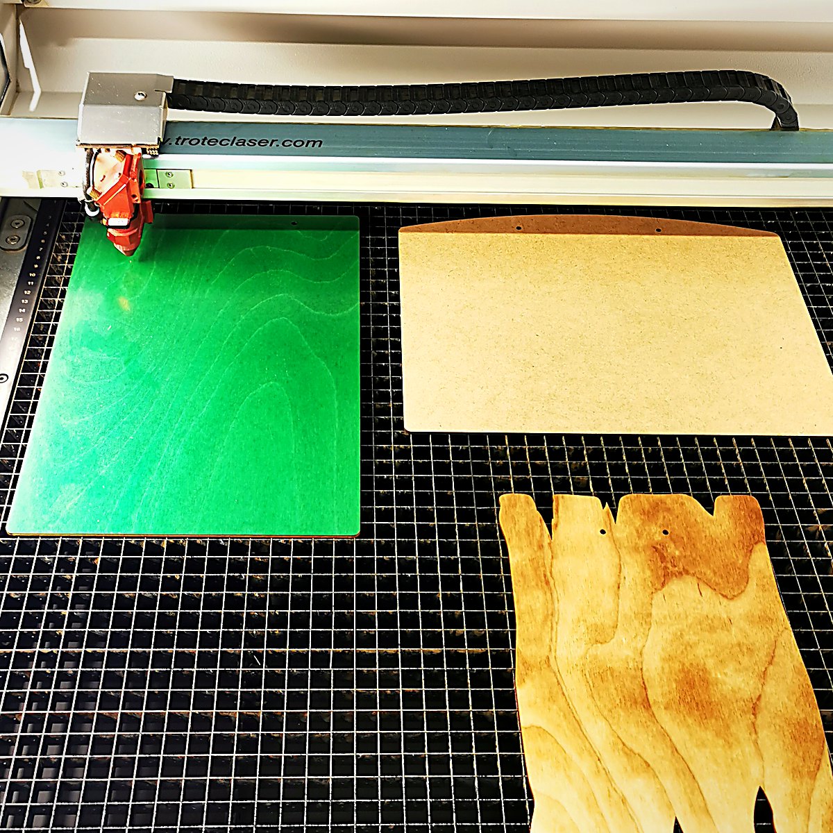 Unser Trotec-Laser graviert Birkensperrholz in der Werkstatt in Pößneck