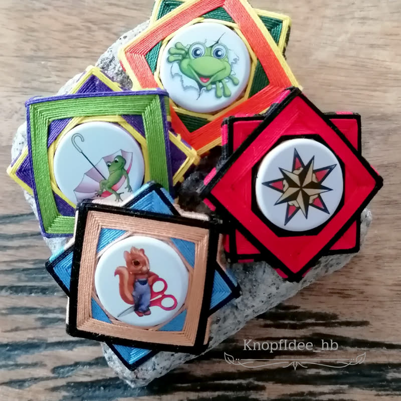 Quadratische gewickelte Knopfbroschen mit Motivknöpfen: Frosch, Eichhörnchen und Stern