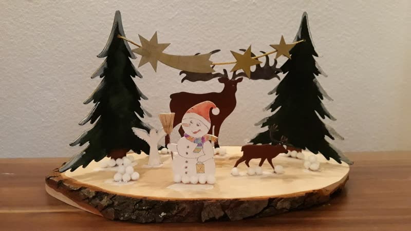 Winterszene auf einer Baumscheibe: Schneemann, Tannen, Hirsche und eine Sternengirlande aus Holz